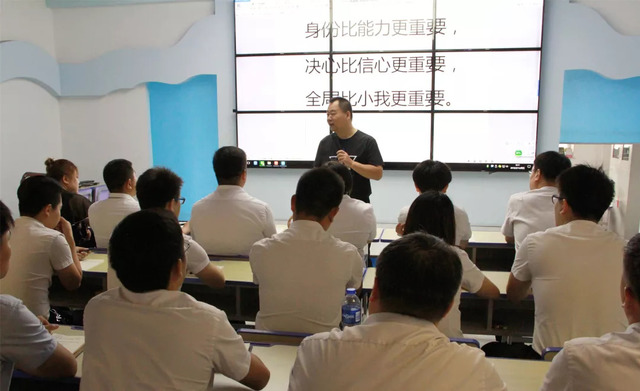 關(guān)老師為乾港動力精英培訓(xùn) 關(guān)老師為乾港動力精英培訓(xùn)